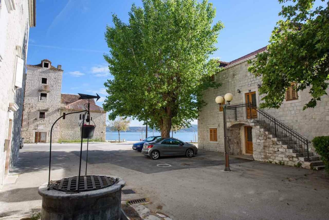 Suncica Apartments Kaštela Exteriör bild